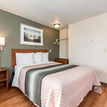 Hometowne Studios By Red Roof Fresno - West Экстерьер фото